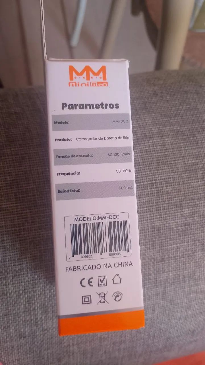 Um carregador de bateria de litio de lanterna. - Foto 3
