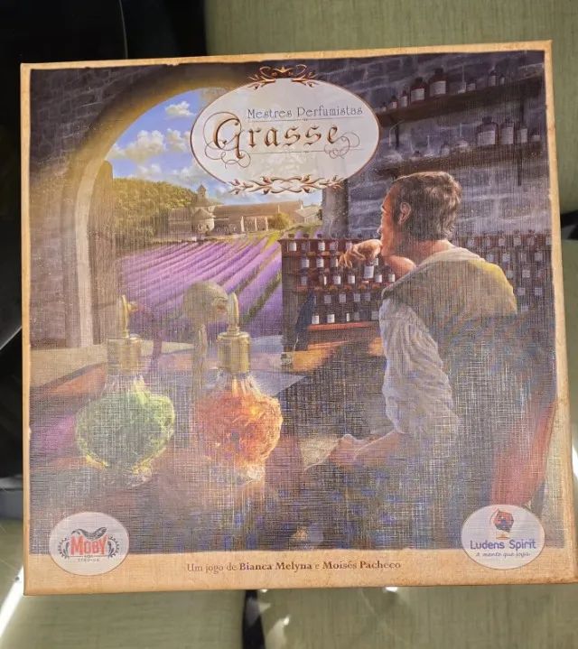 Jogo Grasse (1a edição) Mestres Perfumistas + sleeves