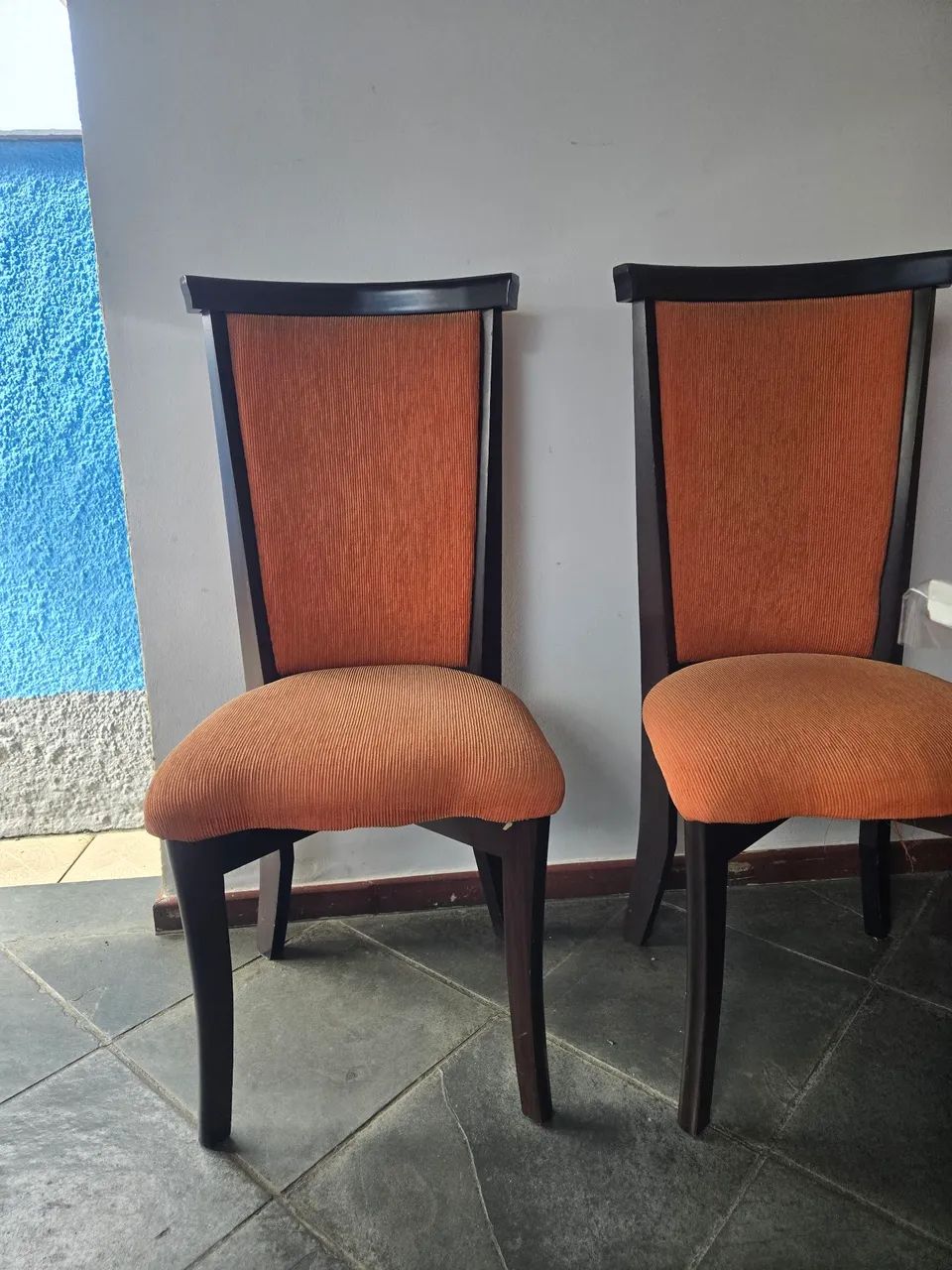 Cadeiras estofadas de madeira para sala 