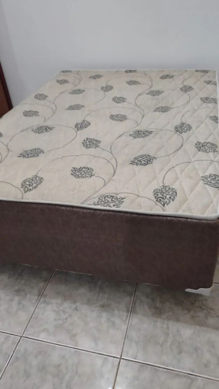 Excelente cama casal com colchão  - Foto 3