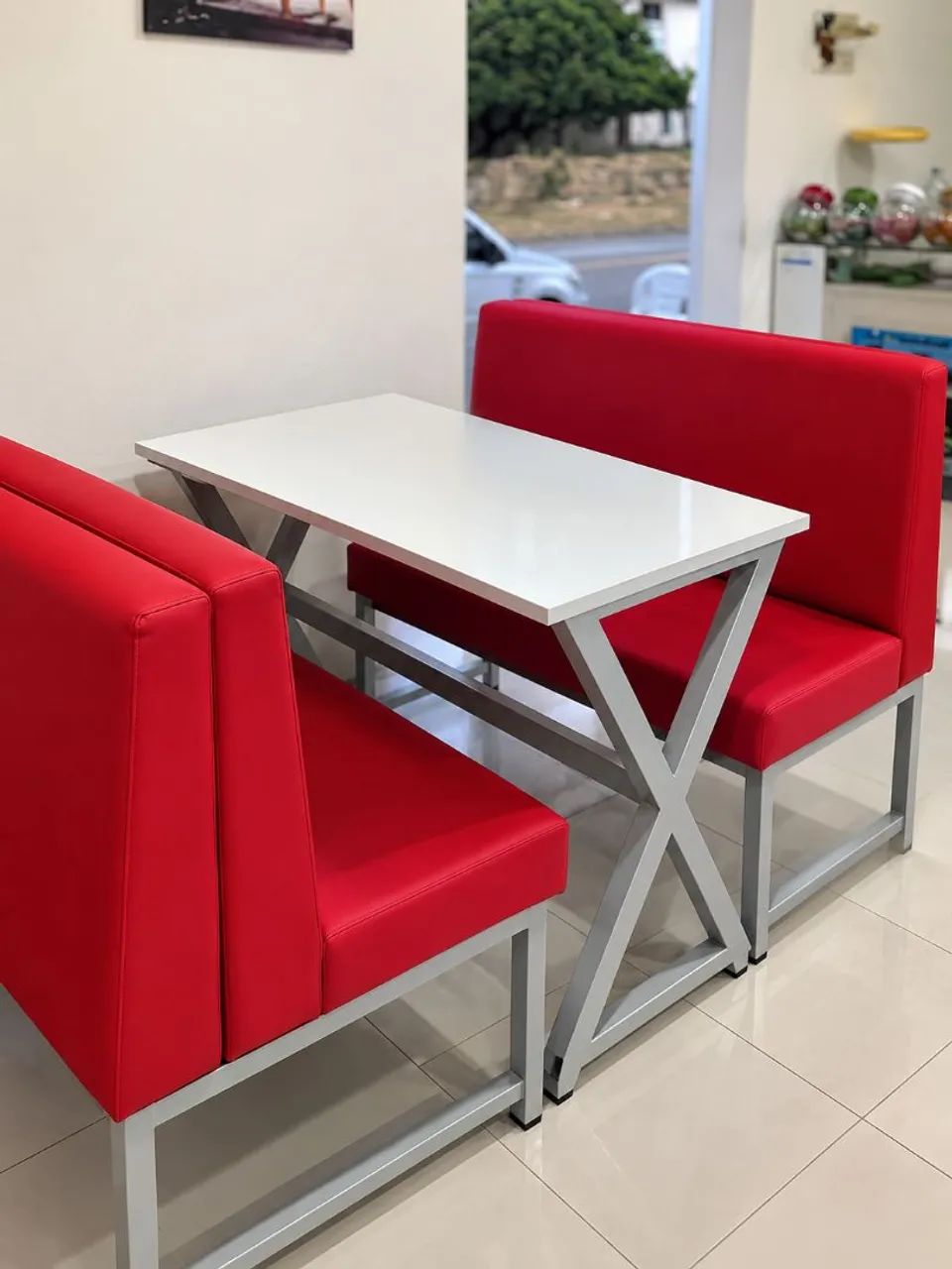 Jogo de mesa e poltrona