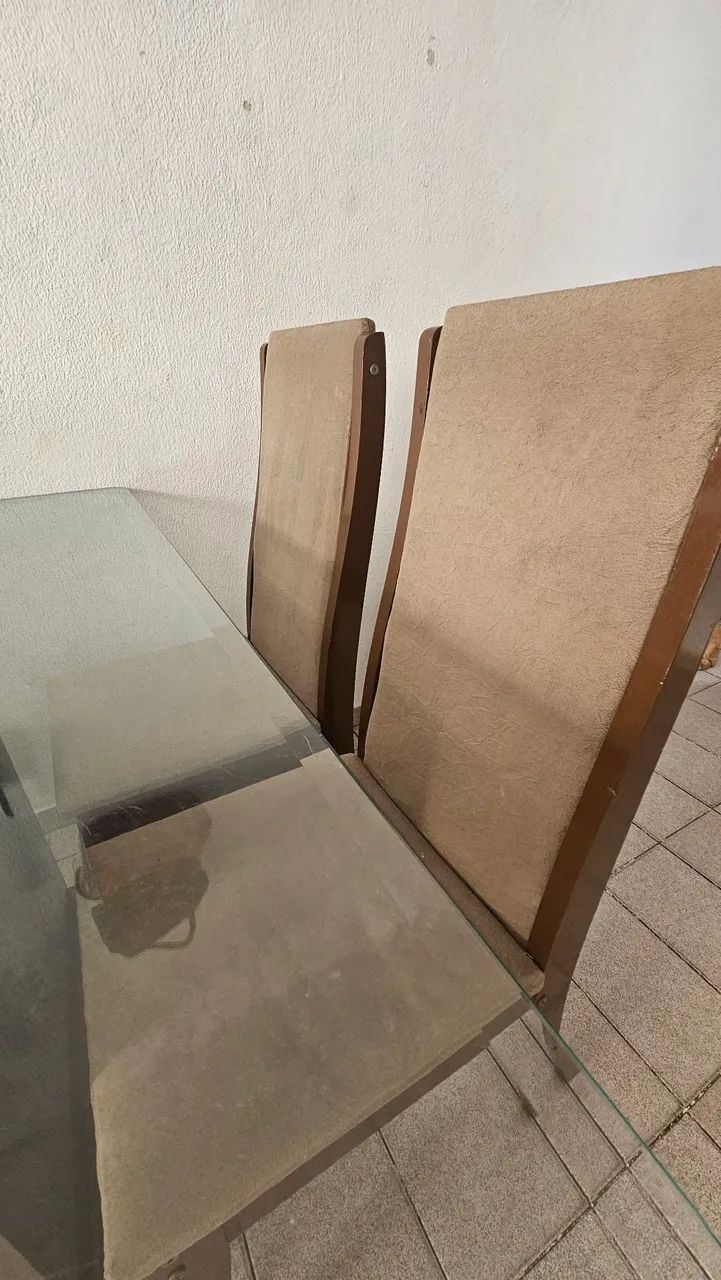 Mesa com tampo de vidro e 4 cadeiras