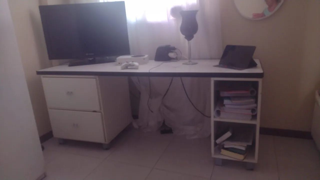 Mesa / Escrivaninha 