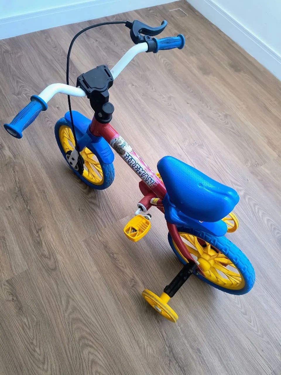 Bicicleta infantil com rodinhas 