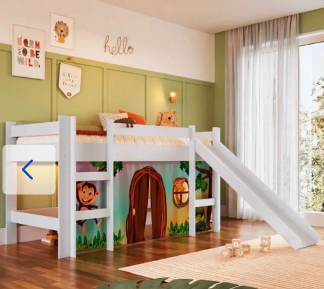 Cama infantil elevada com escorrega.