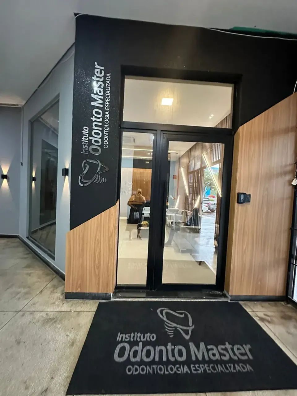 ALUGO 2 SALAS COMERCIAIS  NA CLÍNICA ODONTO MASTER, NA GALERIA DO EDIFÍCIO VITÓRIA RÉGIA