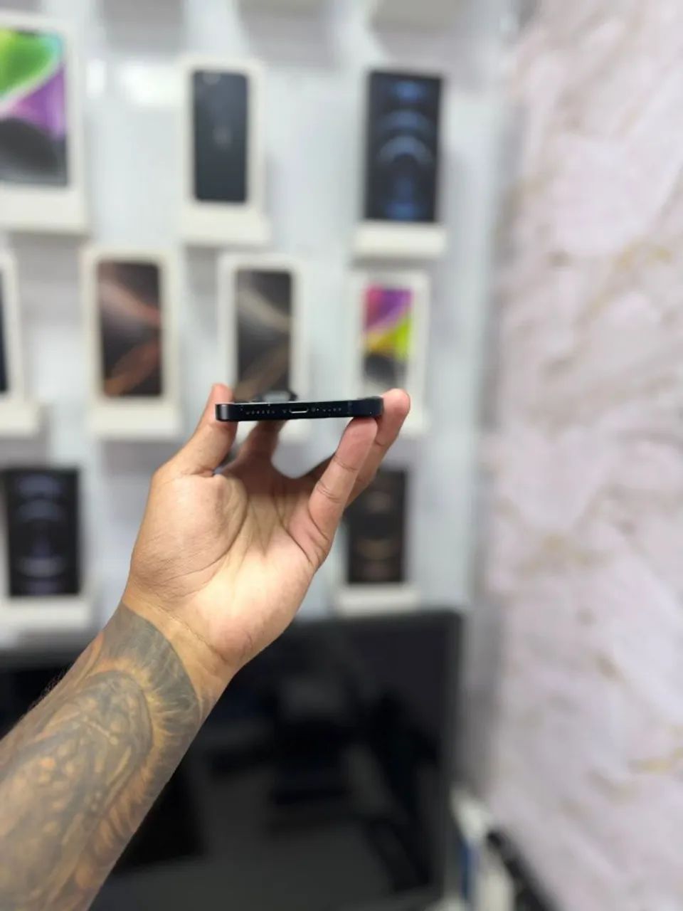 IPHONE 14 PLUS 256GB<br>R$ 2.850,00 PRETO - Foto 4