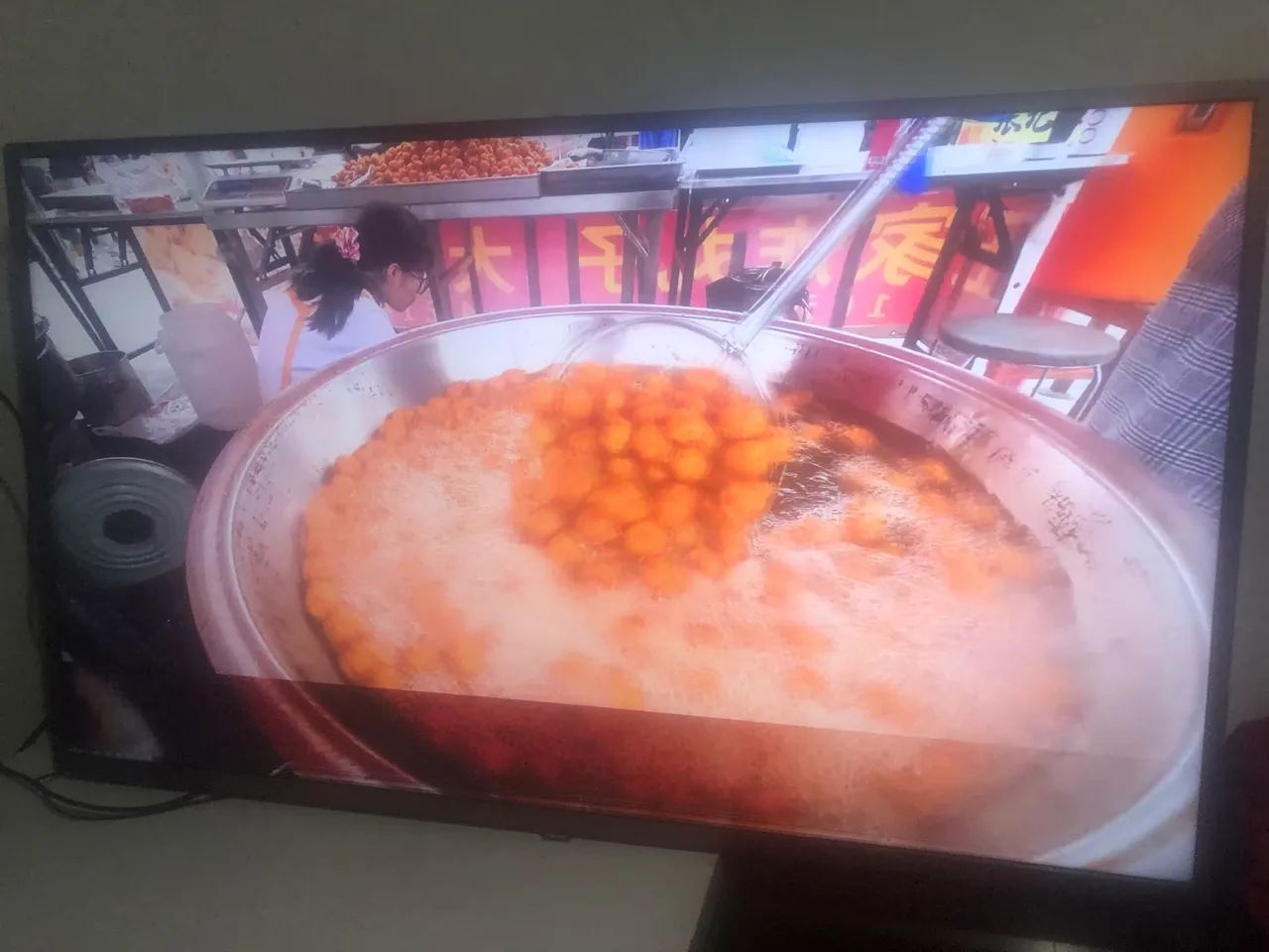 Tv 50 polegadas funcionando normal YouTube, Netflix , só com uma listra preta em baixo  - Foto 3