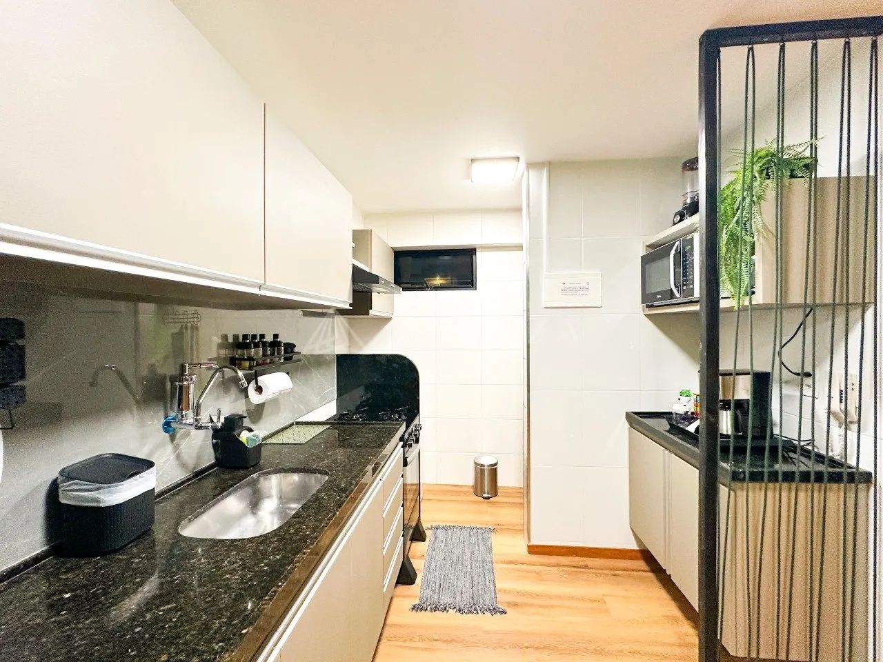 Impecável! Apartamento 1 dormitório, completo e recém reformado, a uma quadra da praia. - Foto 7