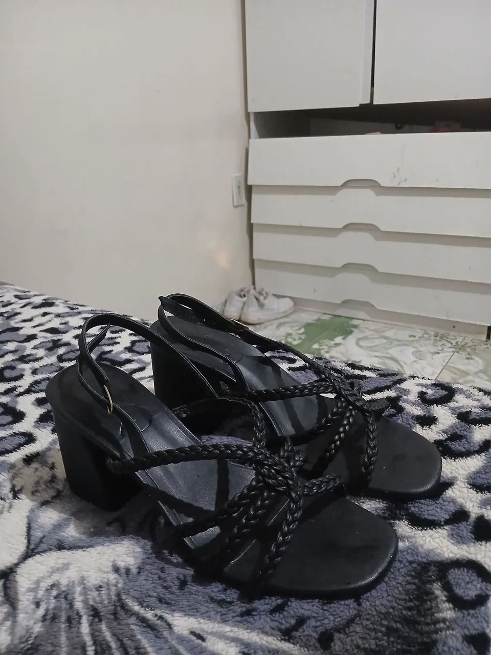 Vendo salto alto elegante,confortável,pouco usado, em ótimo estado 