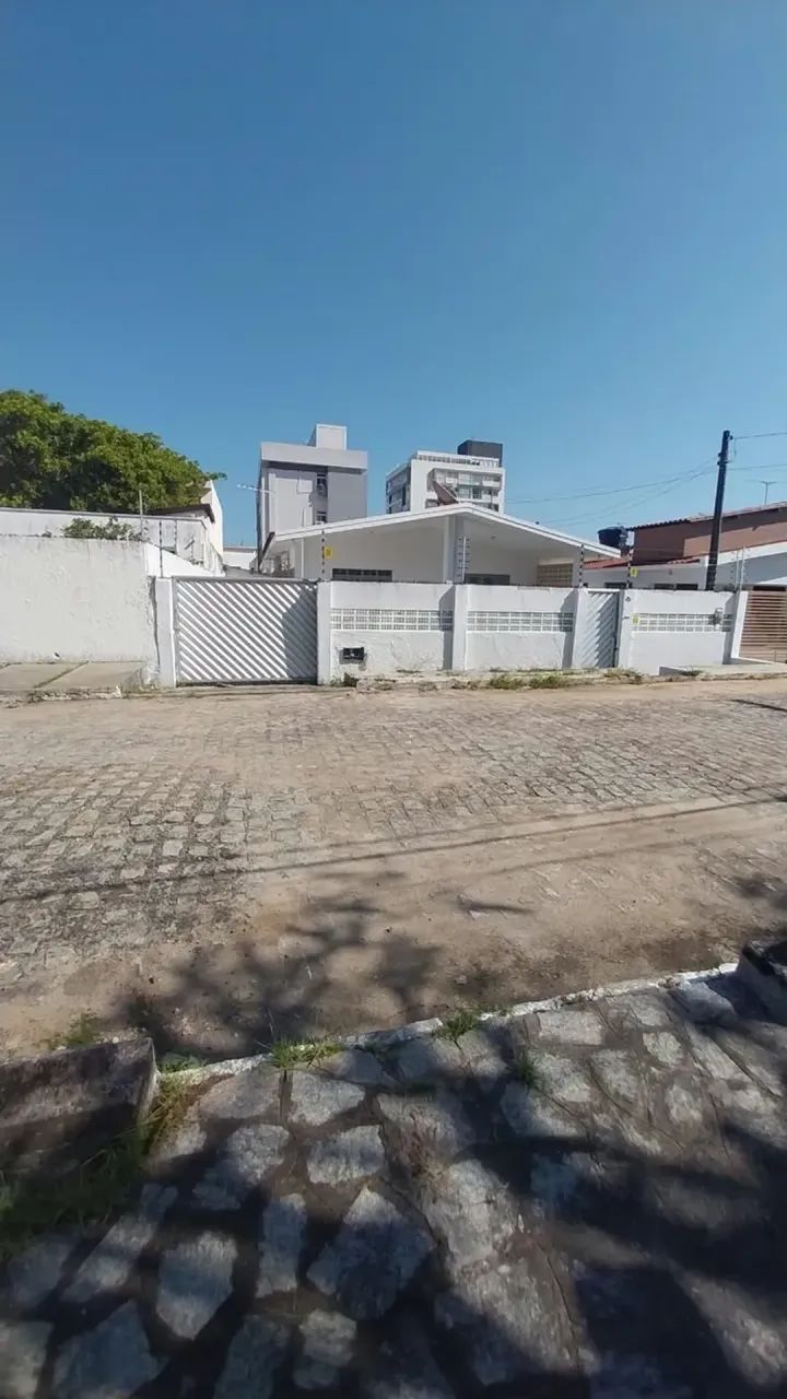CASA ESPAÇOSA COM 460M² E 4 QUARTOS EM AREIA DOURADA  A 100M DO MAR EM CABEDELO