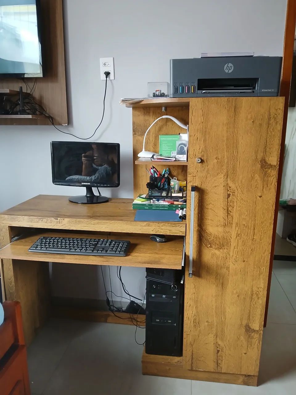 Escrivaninha com estante e suporte para teclado
