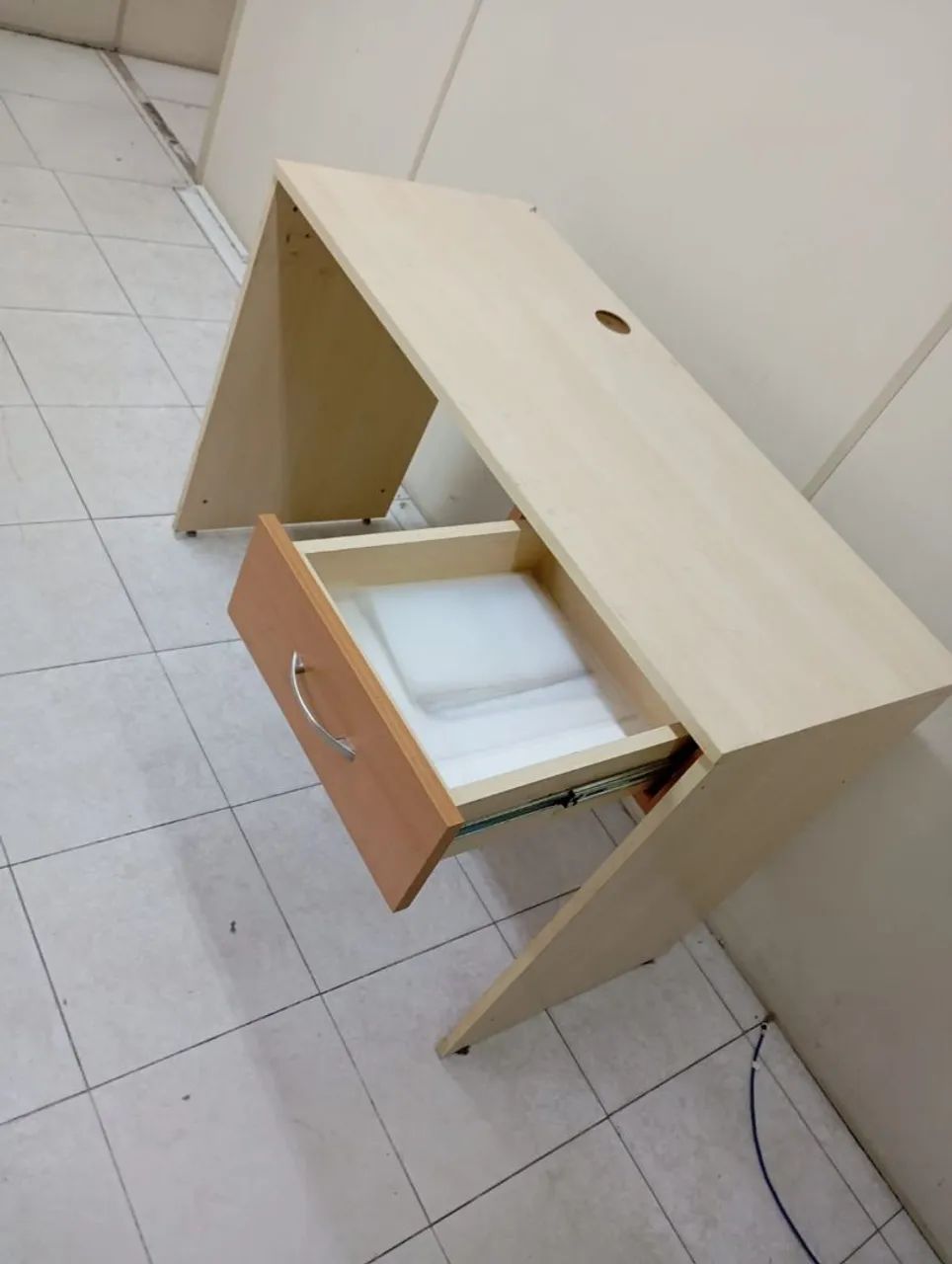 Mesa para escritório com gaveta em bom estado.  - Foto 3
