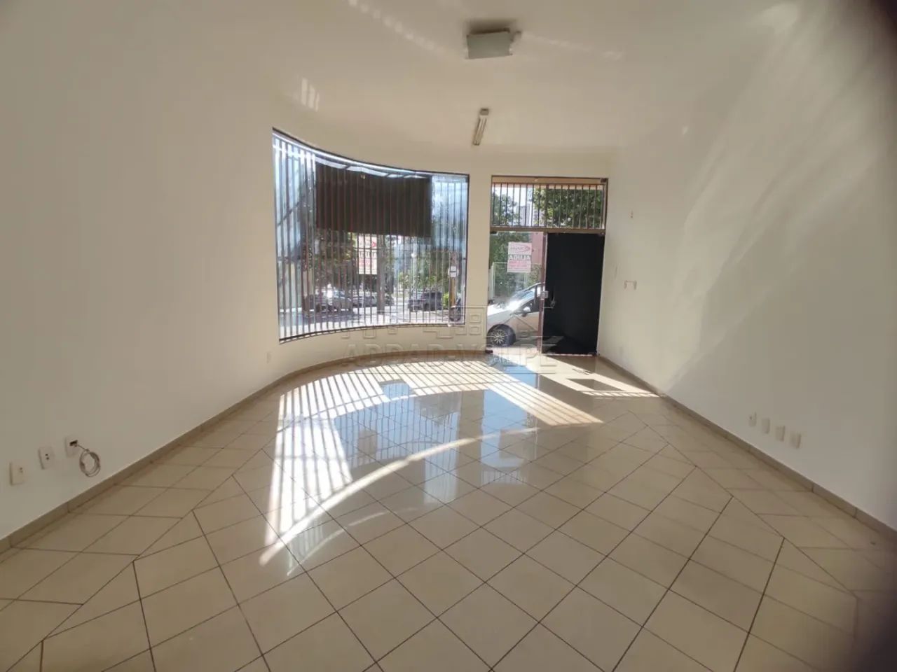 Sala comercial com frente em blindex e localização privilegiada - Foto 4