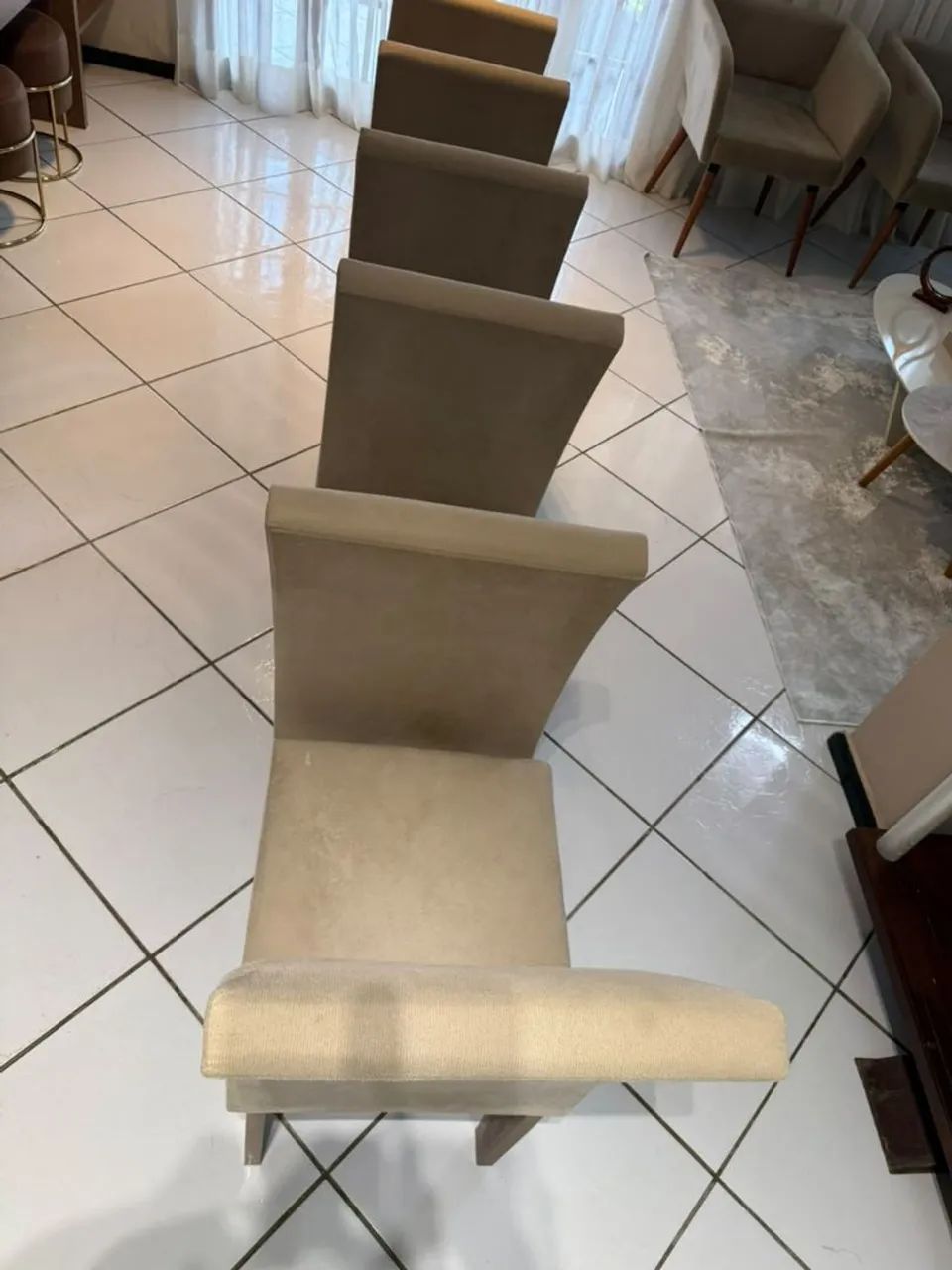 Conjunto com 6 cadeiras estofadas para sala de jantar - Excelente estado - Foto 4