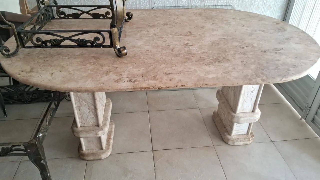 Mesa toda trabalhada em mármore Bege Bahia