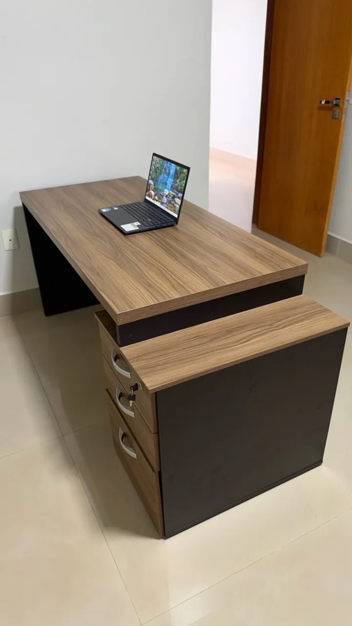 Ótima mesa de escritório! 