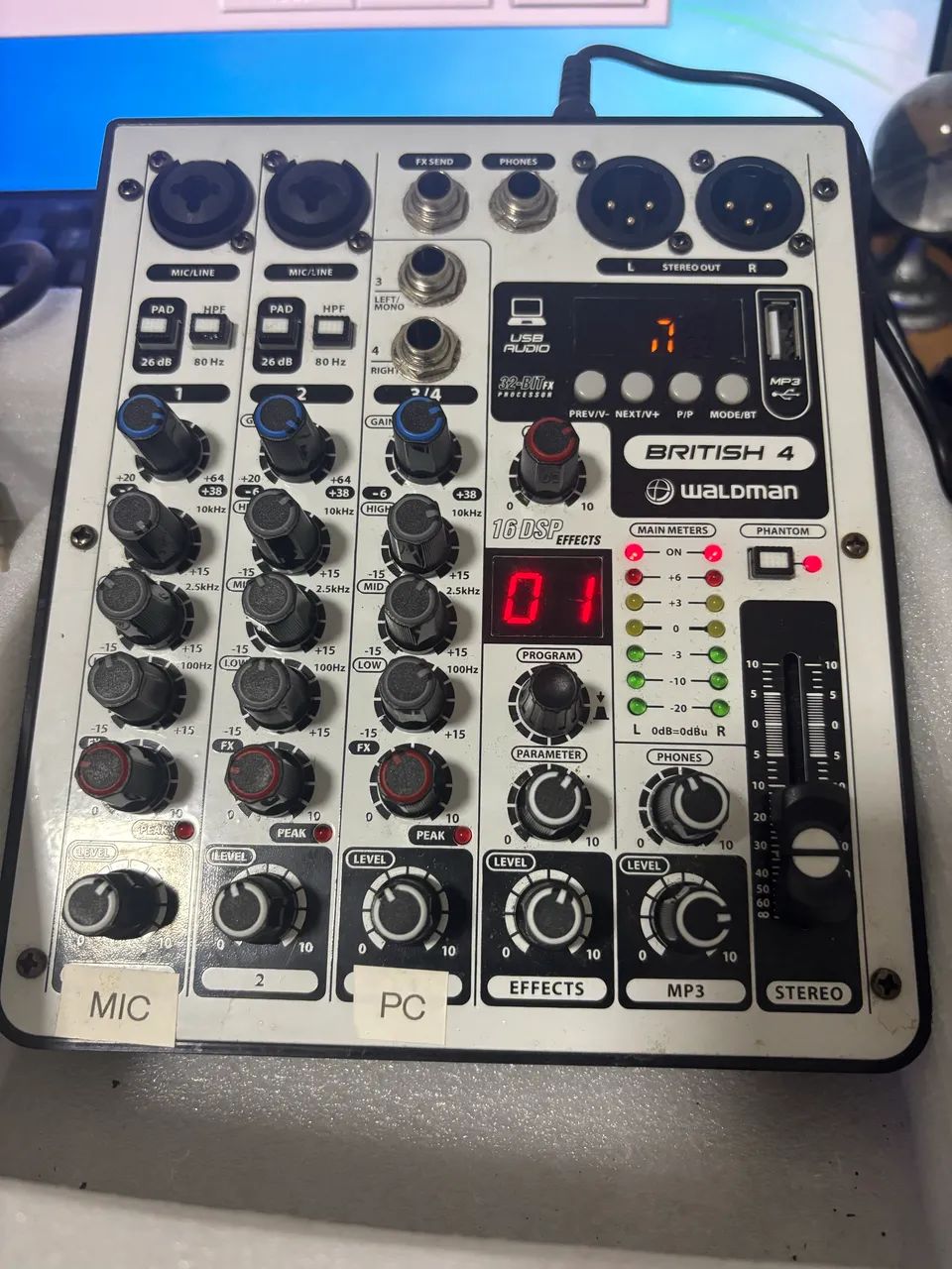 Mesa de som Waldman British B-4 