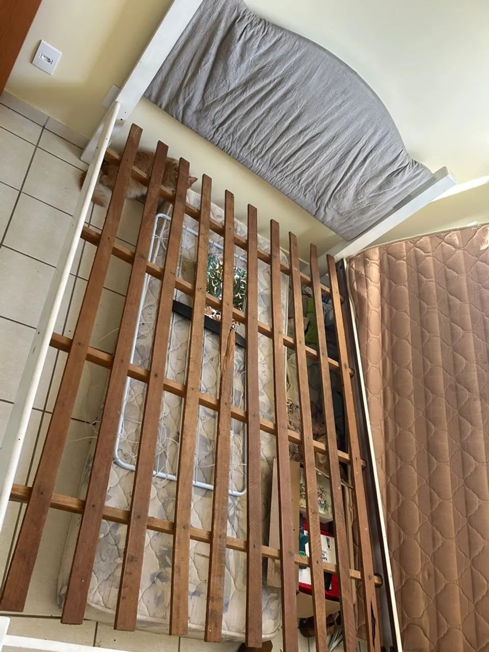 Cama de casal em madeira com colchão 