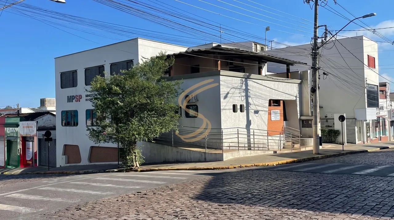 Casa comercial de Esquina à Venda no Centro com 4 Quartos e 800 m² Construídos