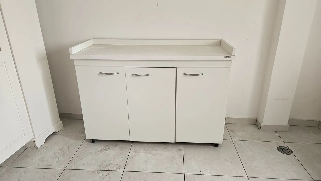 Móvel com armário branco - Foto 2