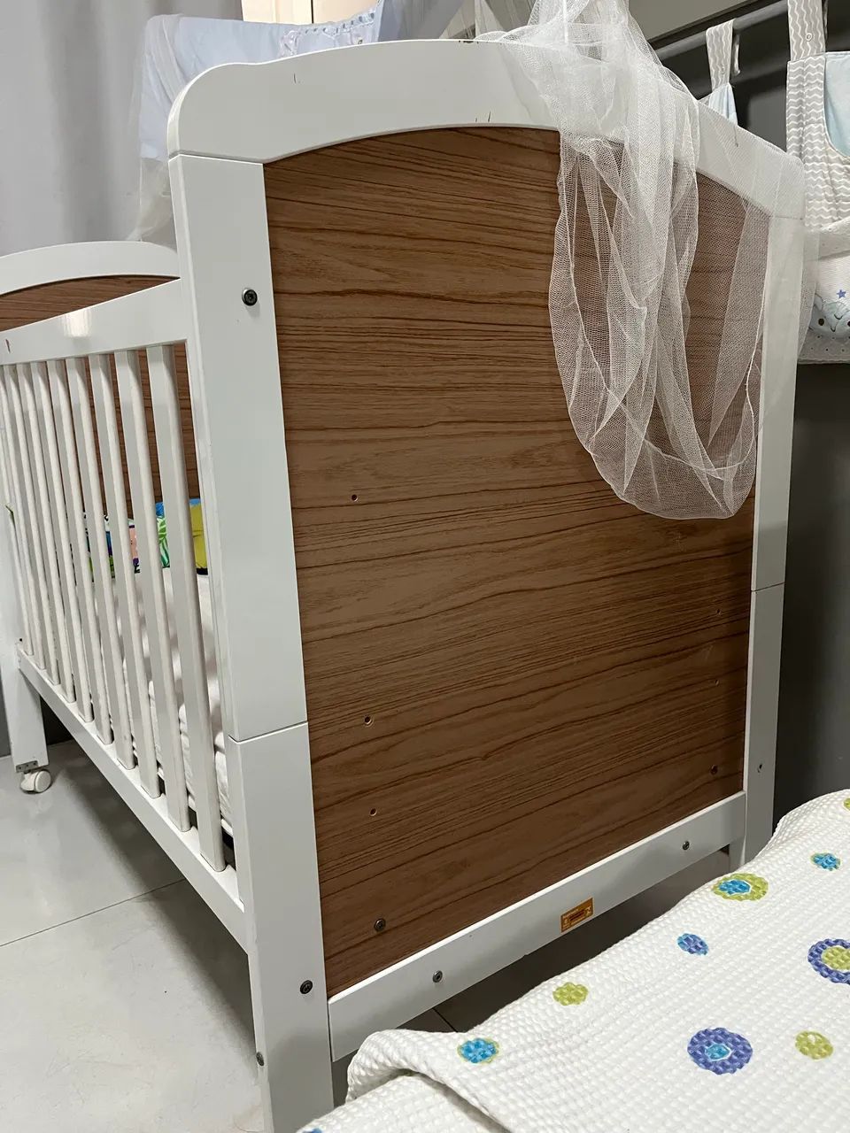 Berço branco de madeira de lei - Foto 3