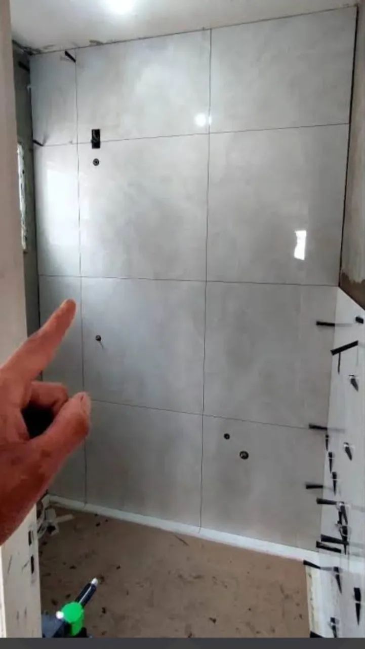 Trabalho com pisos em cerâmica e revestimento e bancadas, etc