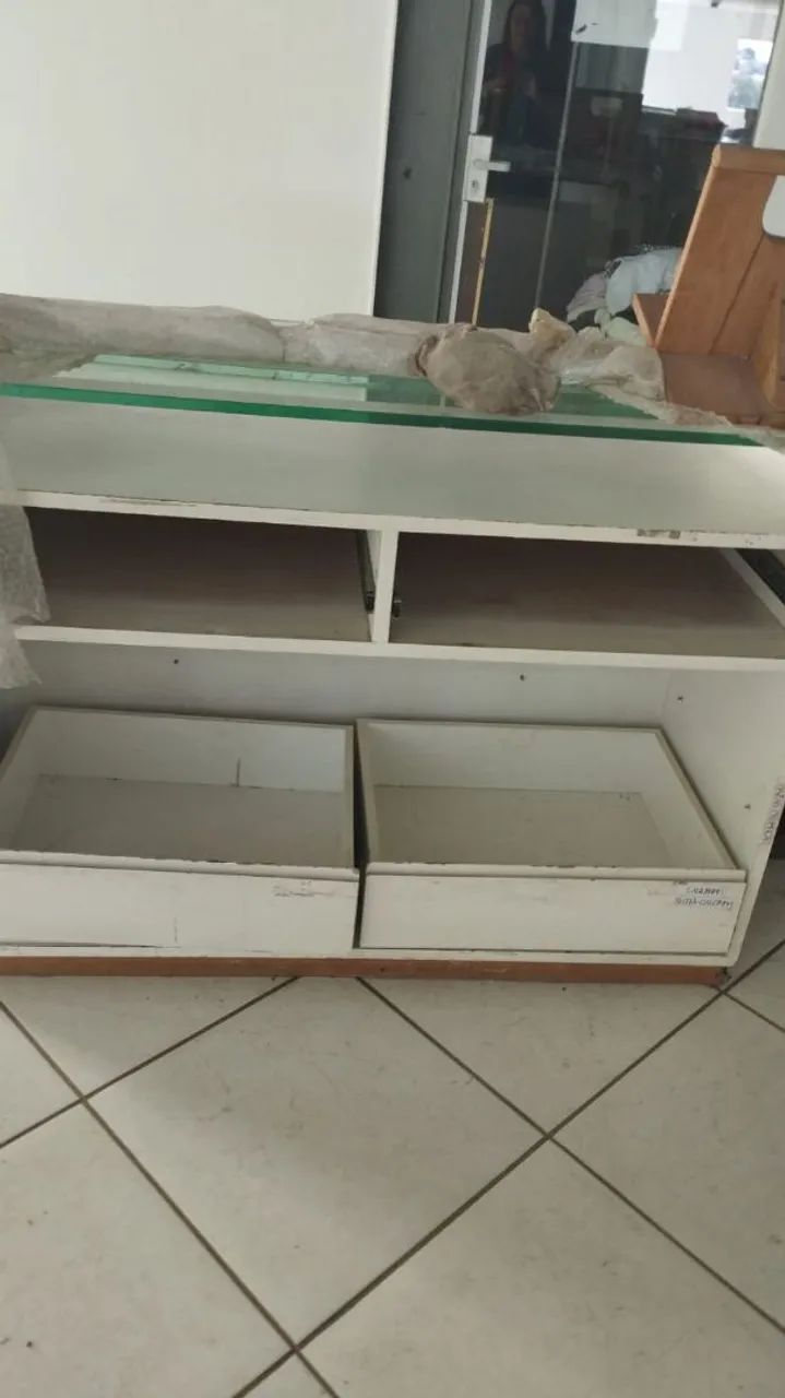 Balcão branco com vidro - Foto 2