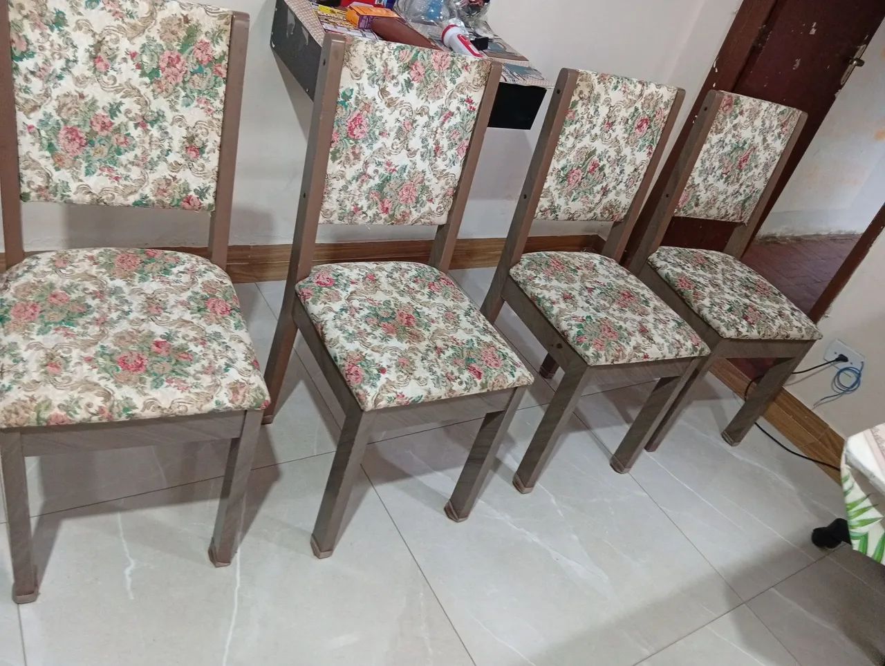 Mesa de vidro 8mm , com 4 cadeiras em ótimo estado  - Foto 4