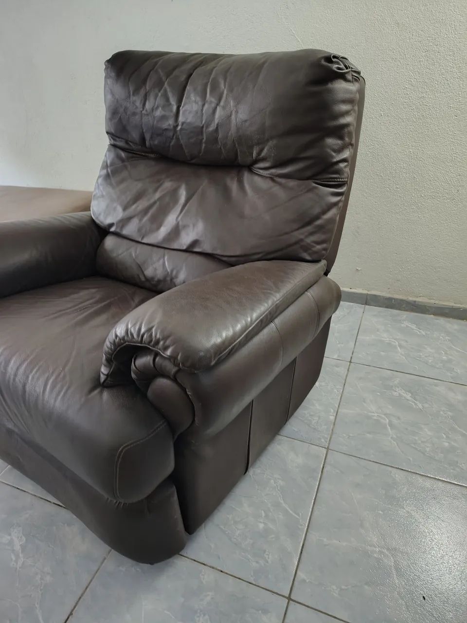 Plotrona do papai em couro em bom estado  - Foto 2