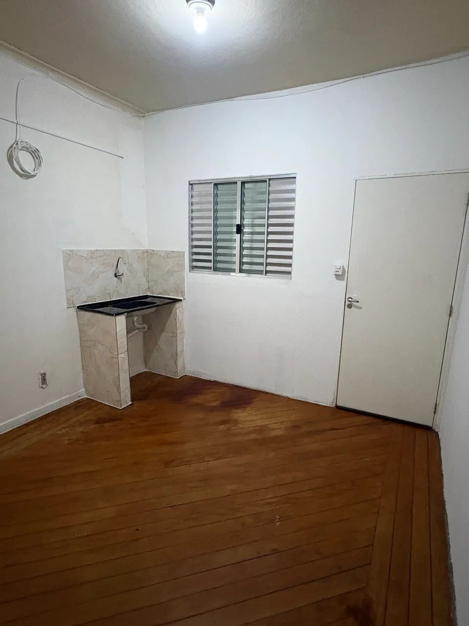 Aluga-se quarto com pia e banheiro  - Foto 2