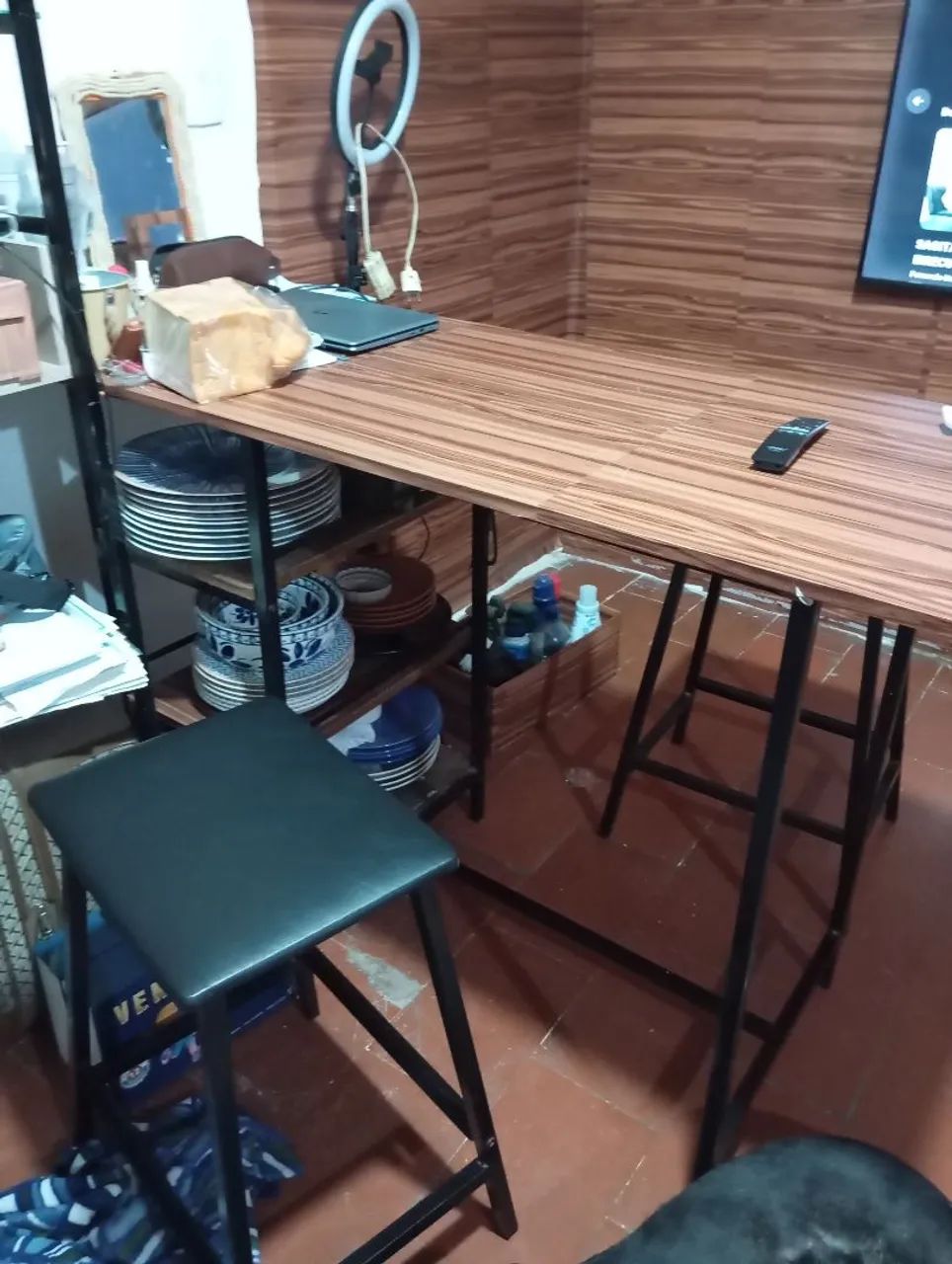 Mesa com duas banquetas 