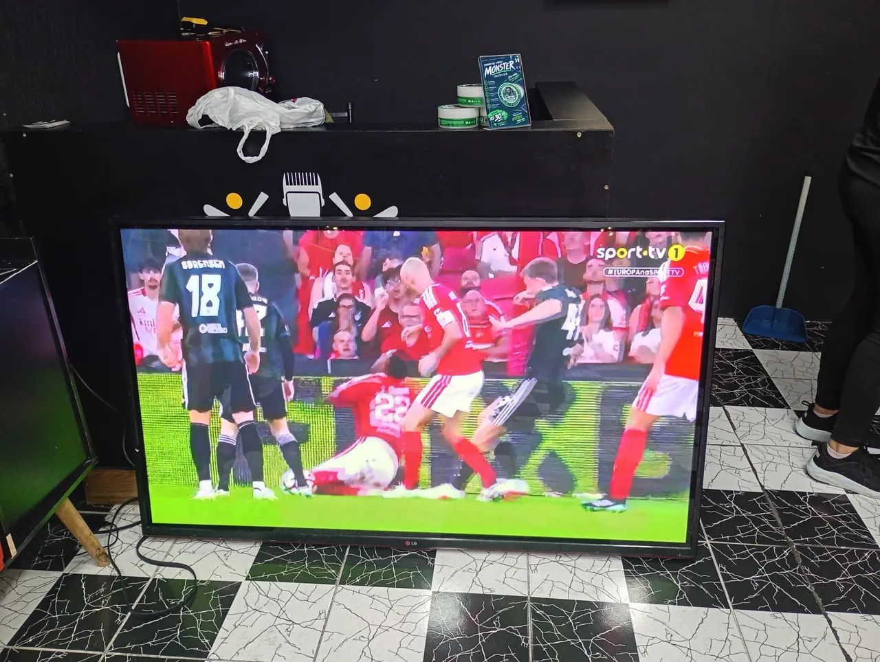 Vendo tv LG 65 polegadas top de linha em estado de nova conforme fotos obs não e smartv 