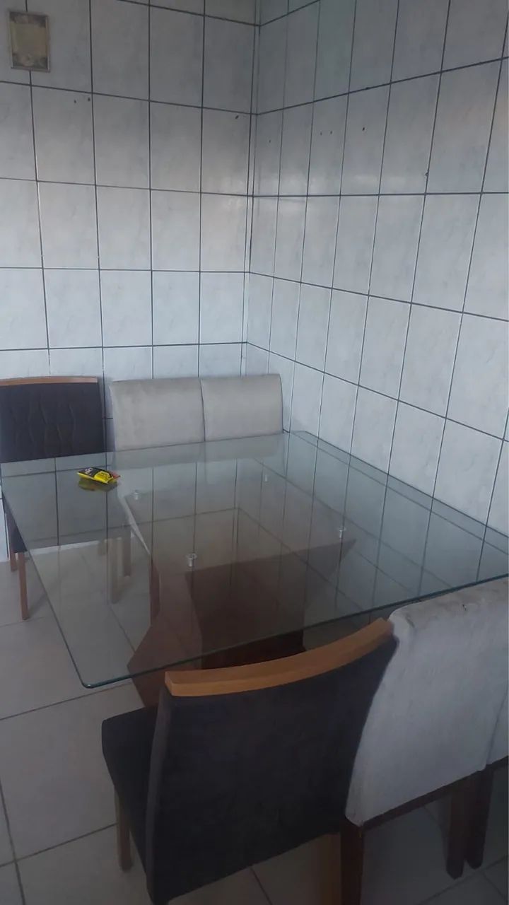 Vendo mesa de jantar com 5 cadeiras 