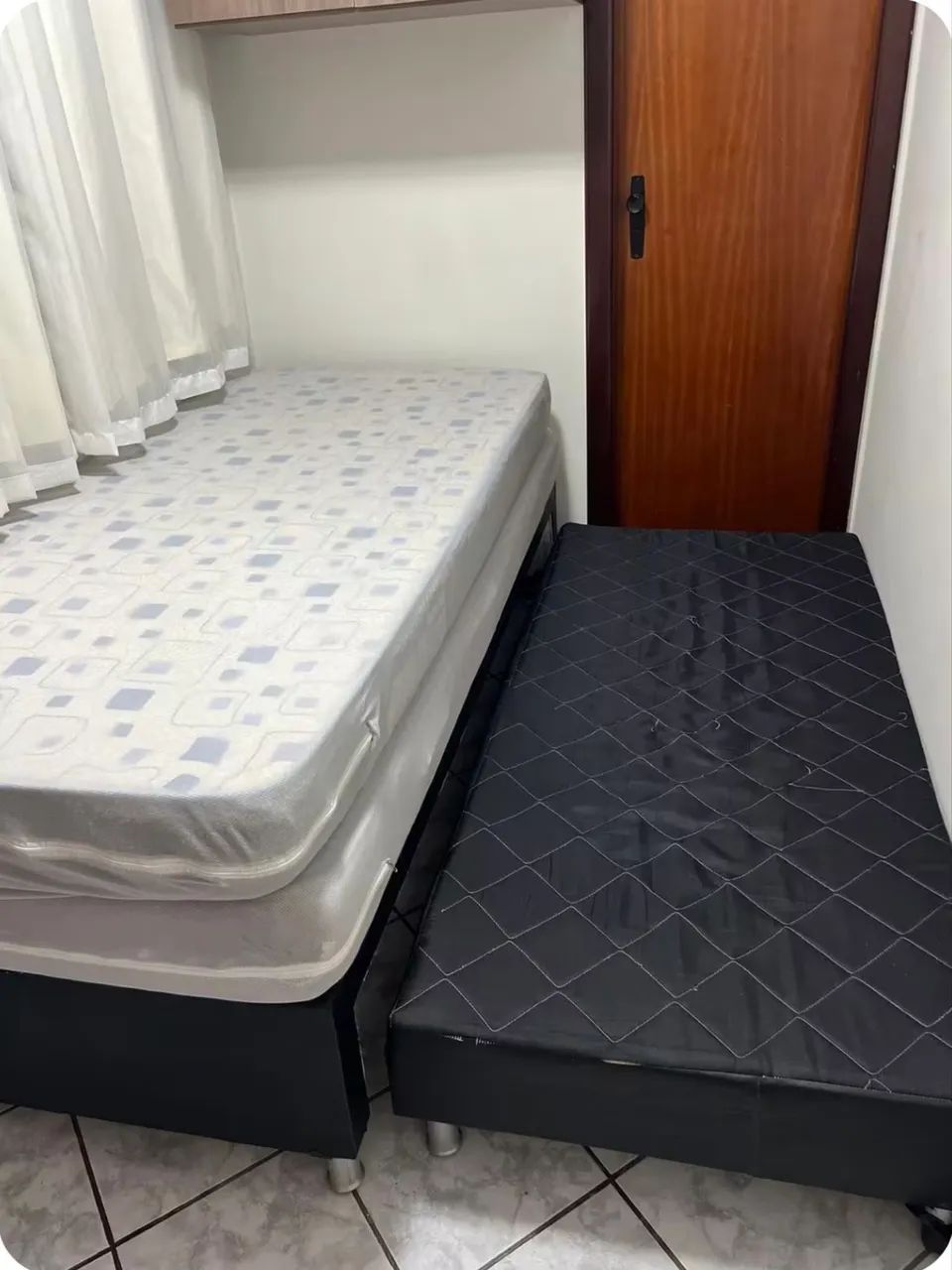 CAMA DE SOLTEIRO COM AUXILIAR + UM COLCHÃO DE SOLTEIRO  - Foto 2
