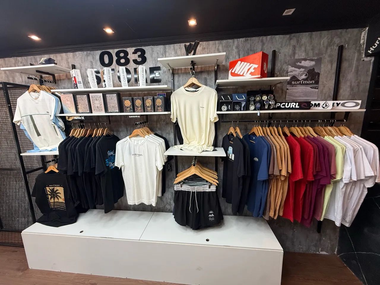 Arara de loja de roupa - Foto 2