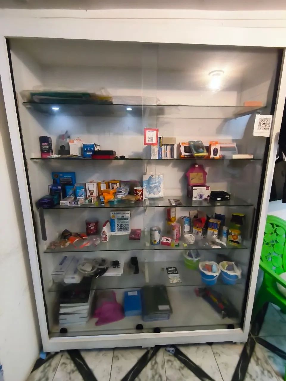 Vitrine expositora de MDF e vidro. - Foto 3