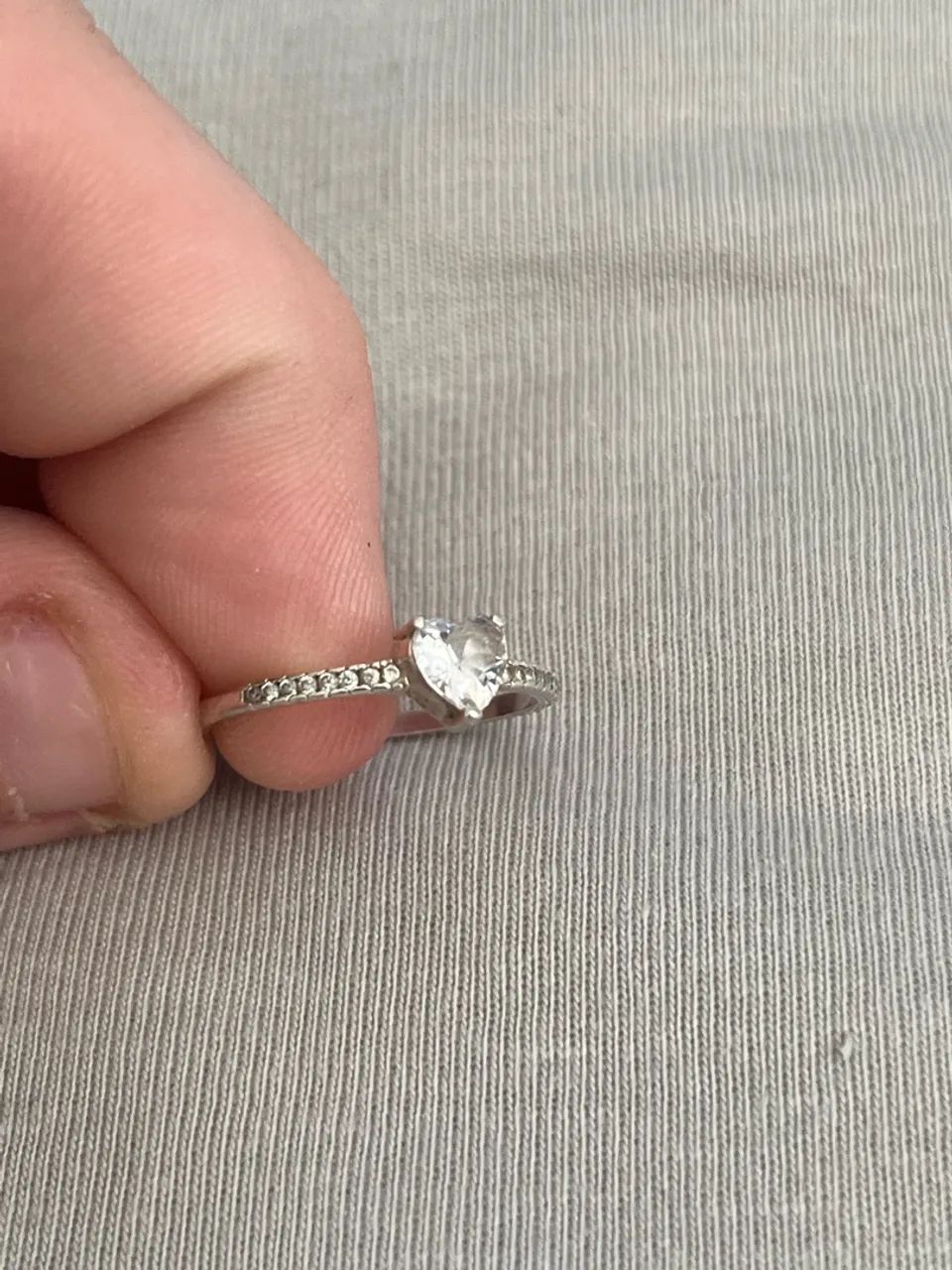 Anel de Prata Delicado com Zircônia em Formato de Coração - Foto 2