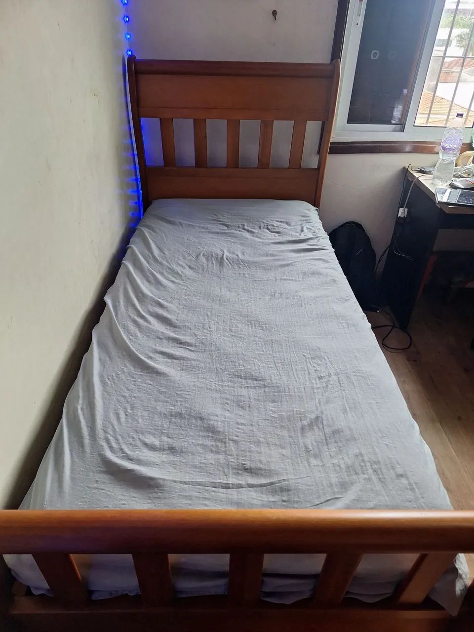Cama solteiro de madeira com colchão de mola 