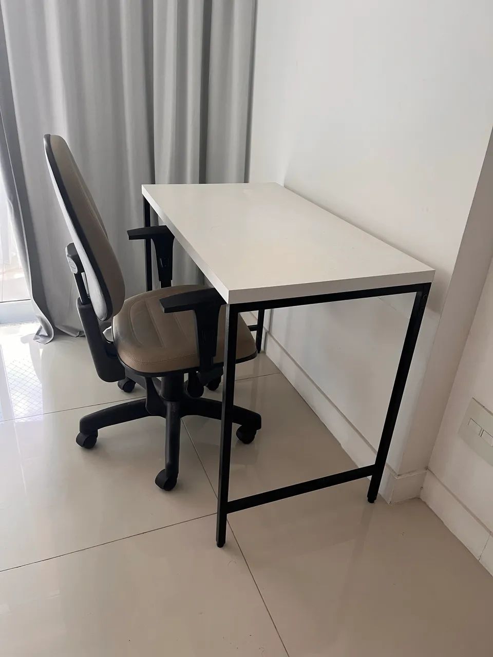 Mesa de estudos e cadeira