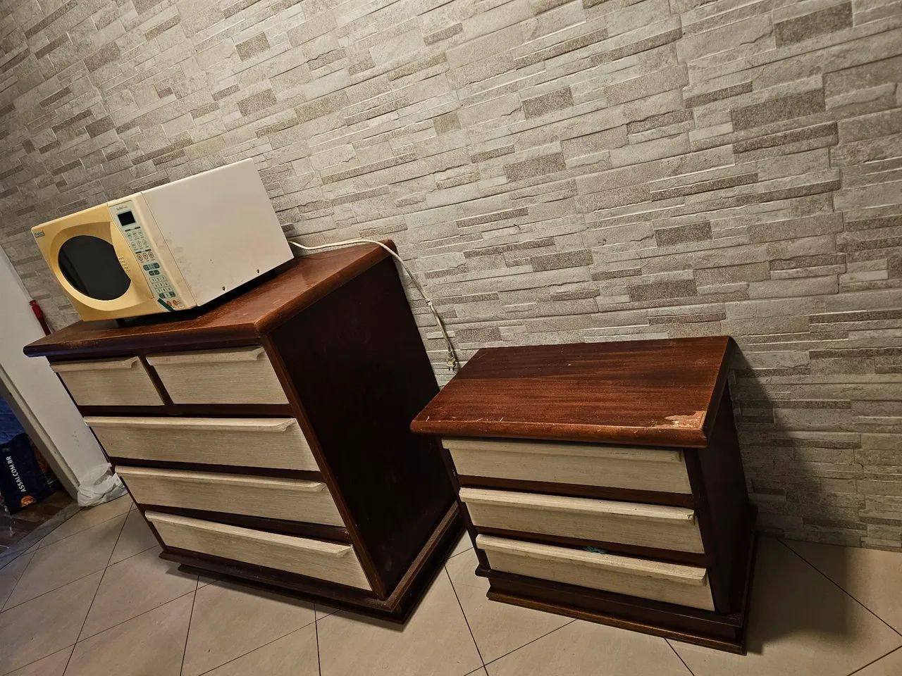 Vende-se para de cômoda + micro-ondas, observação, o micro-ondas precisa de concerto ! 