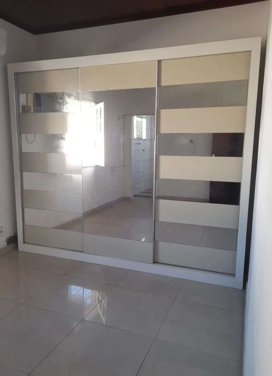 Guarda-roupa com espelhos, mdf e laca