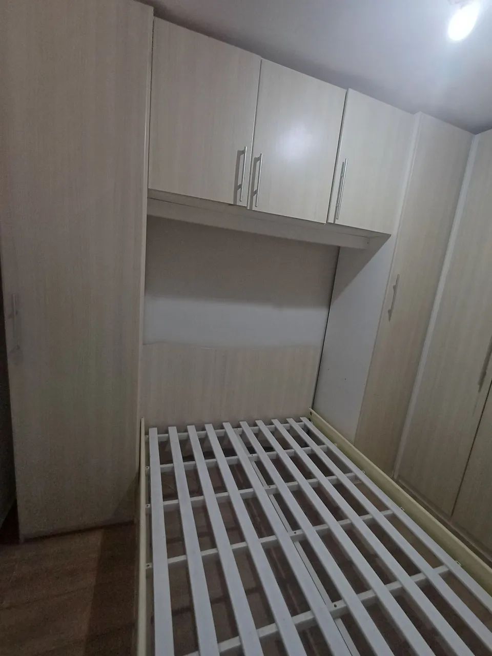 Guarda roupa com cama - Foto 3