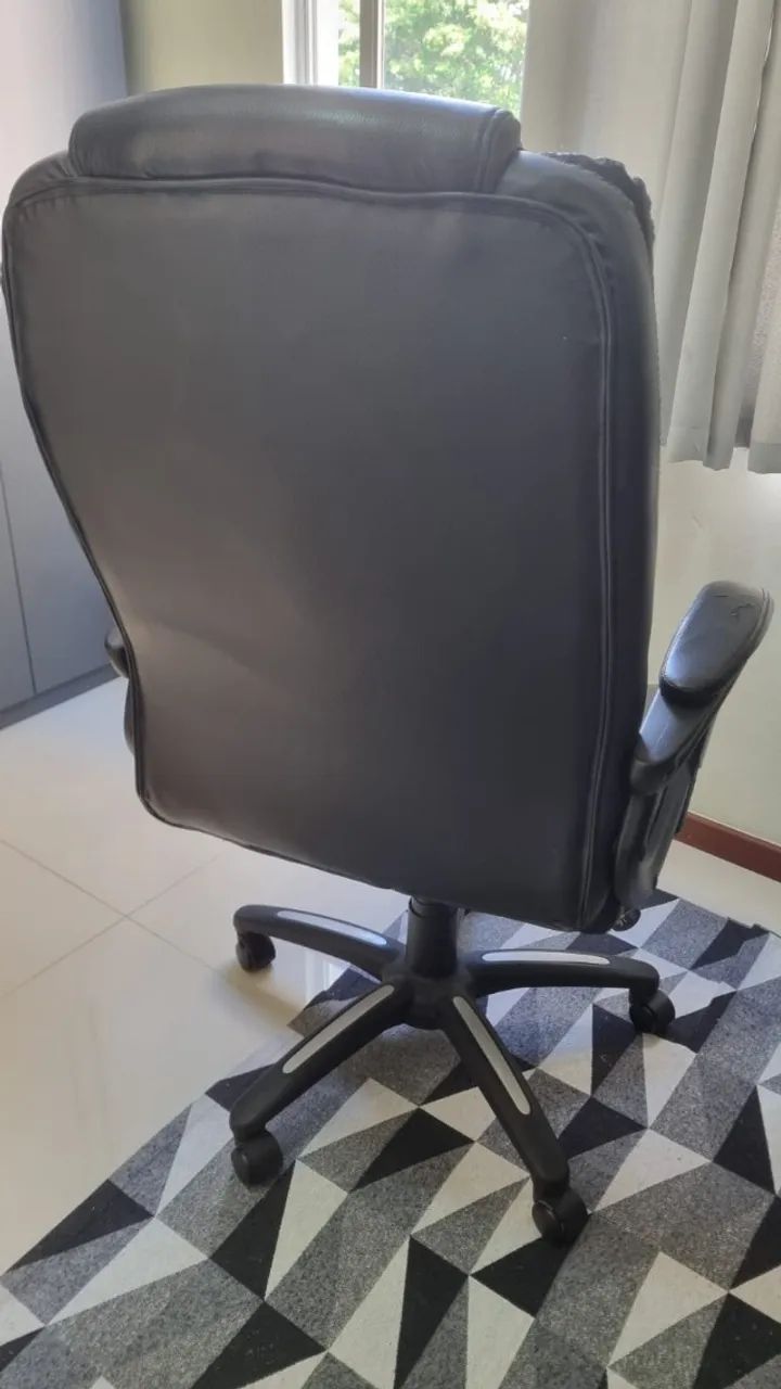 Vendo cadeira de escritório tipo presidente - Foto 4
