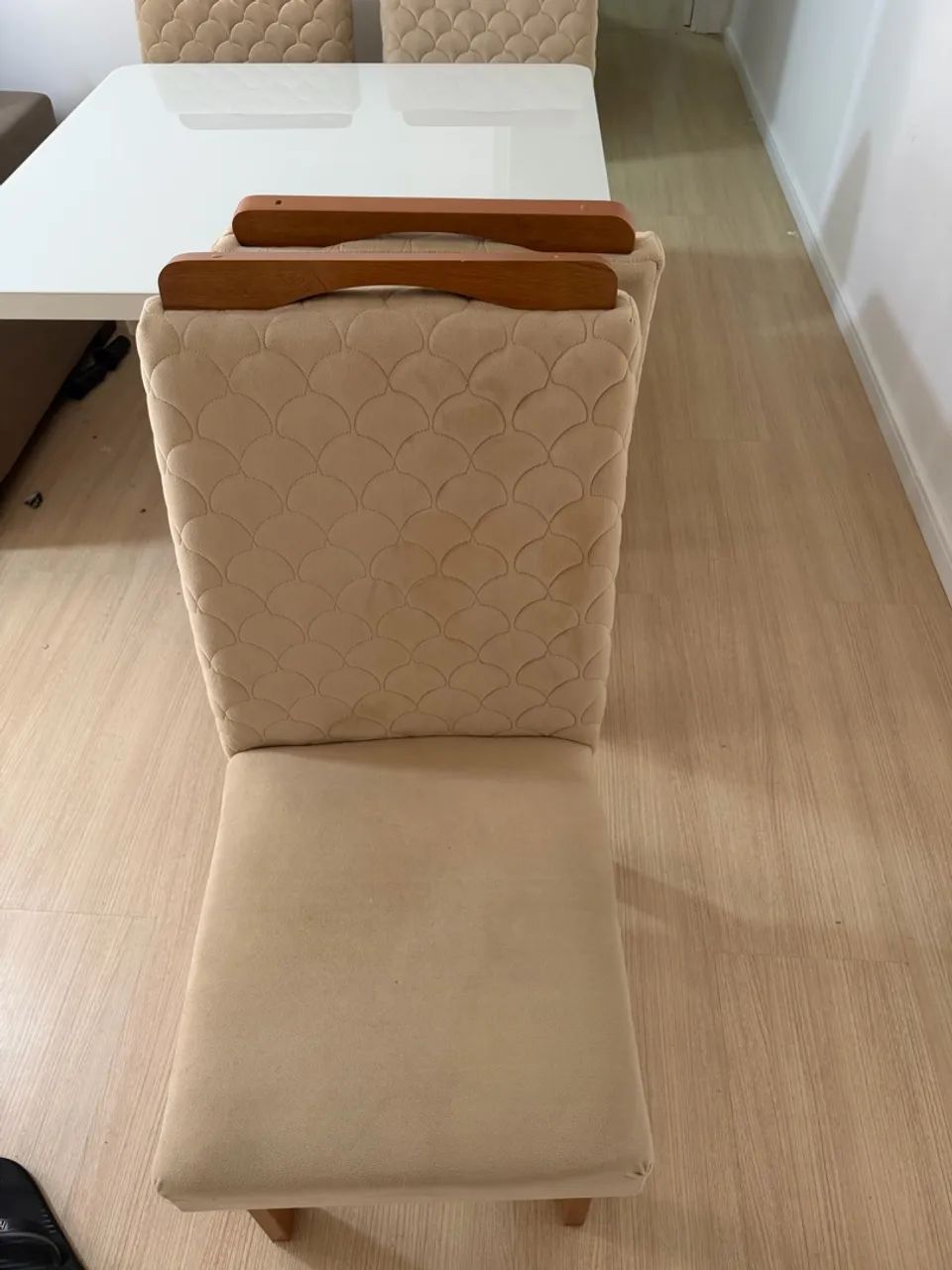 Mesa com cadeiras com tampo de vidro em estado de nova! - Foto 4