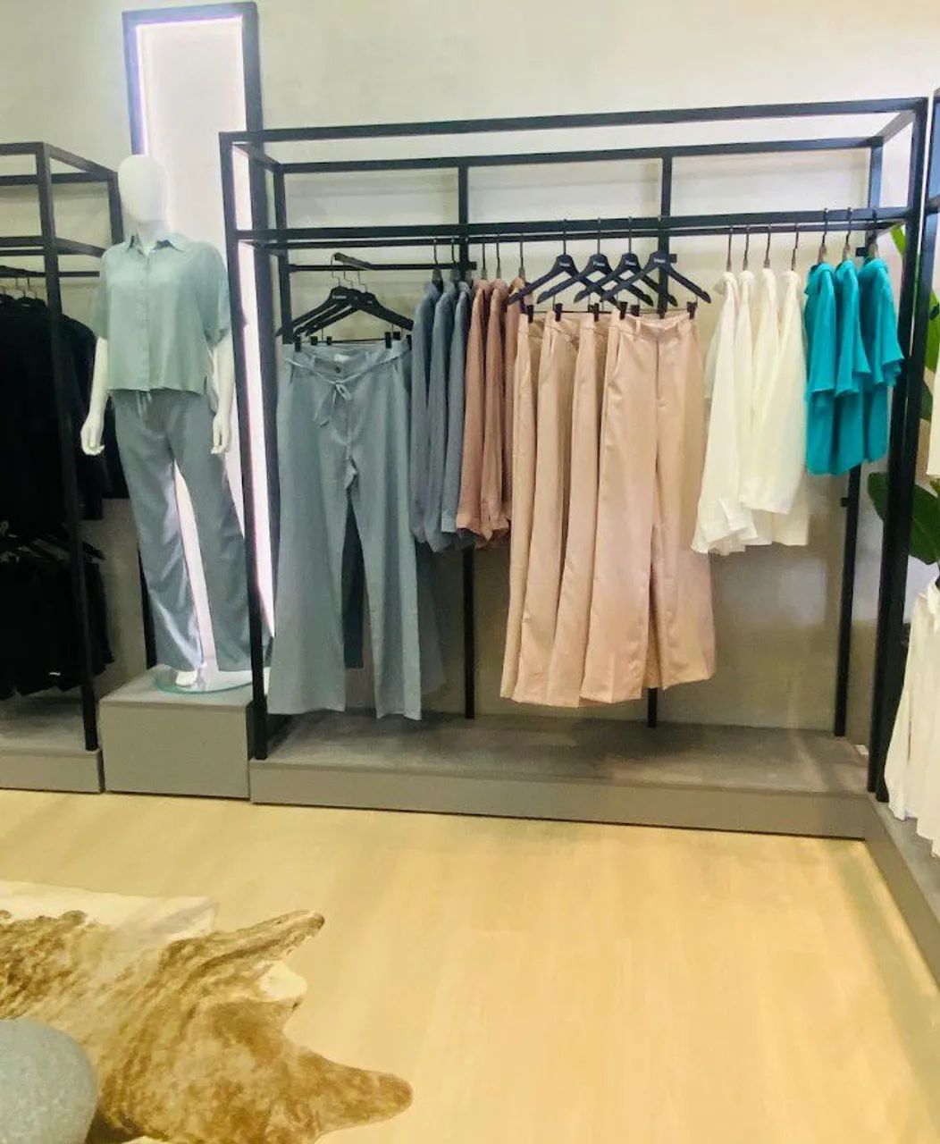 Vendo duas araras planejadas interativas para loja de roupa com 1 base de led de manequi - Foto 2