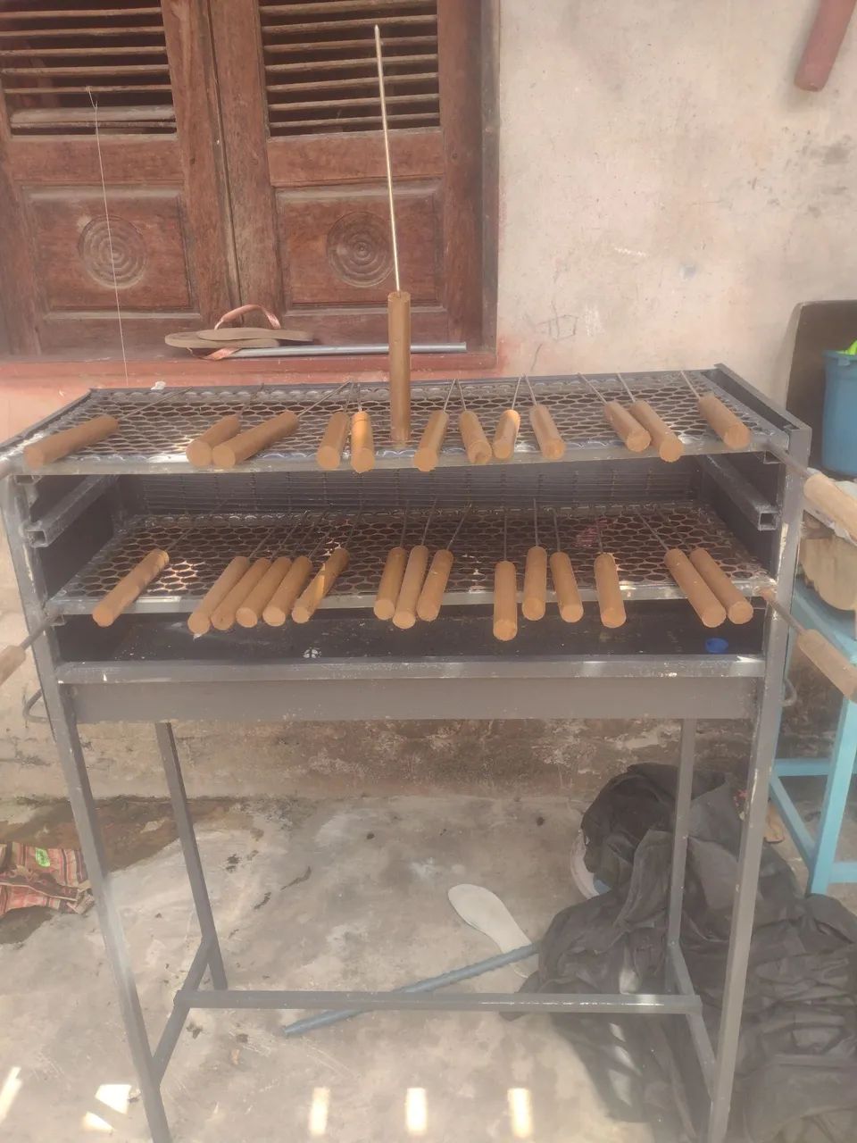 CHURRASQUEIRA COM OS ESPETOS 
