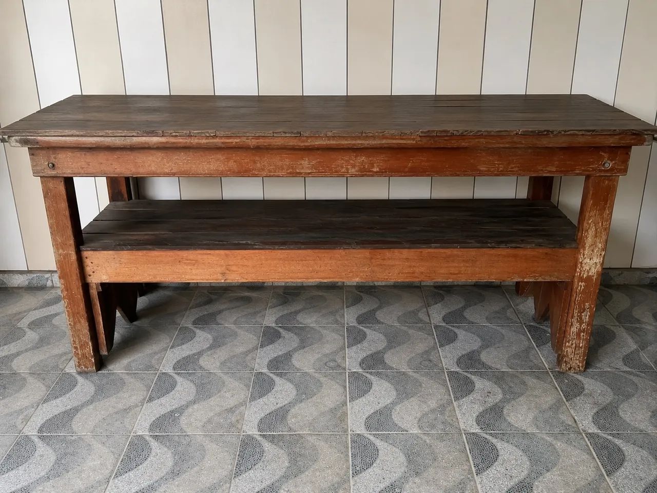 Mesa com bancos 