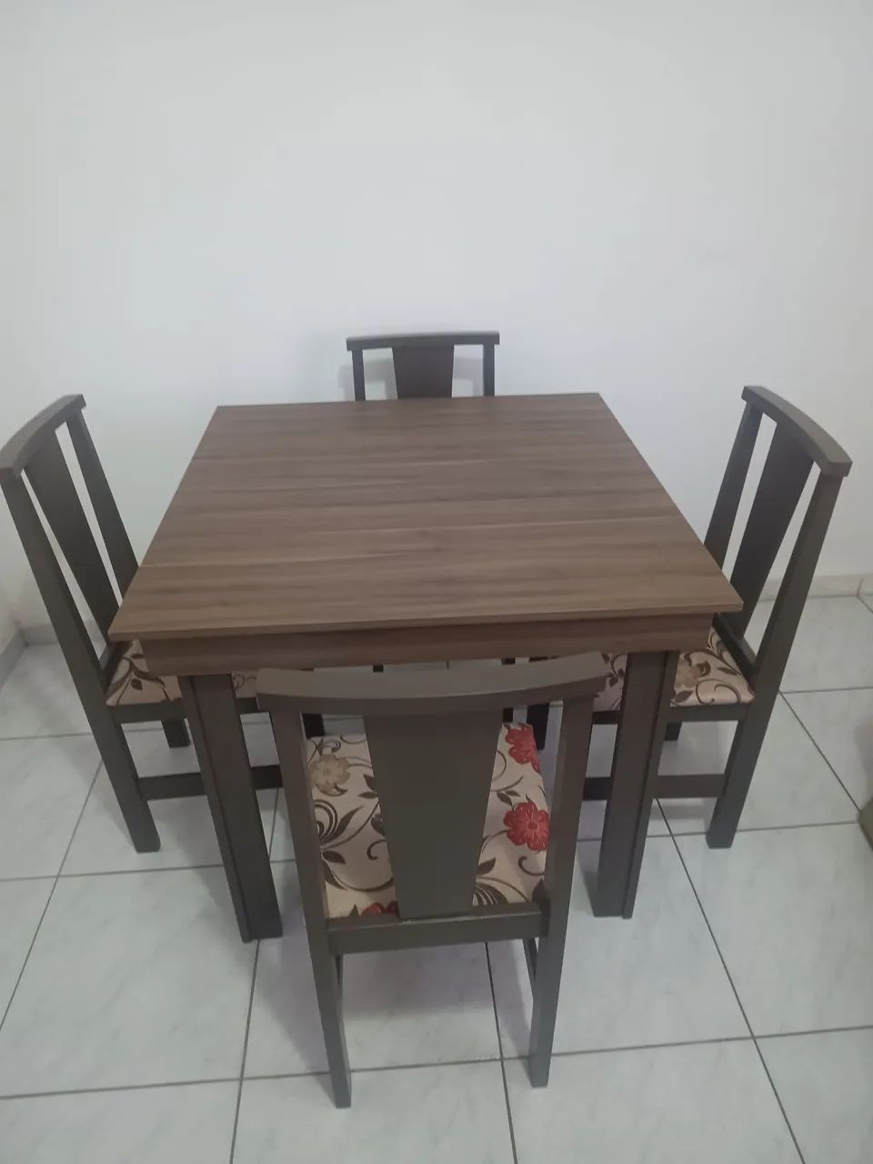 Mesa com 4 cadeiras