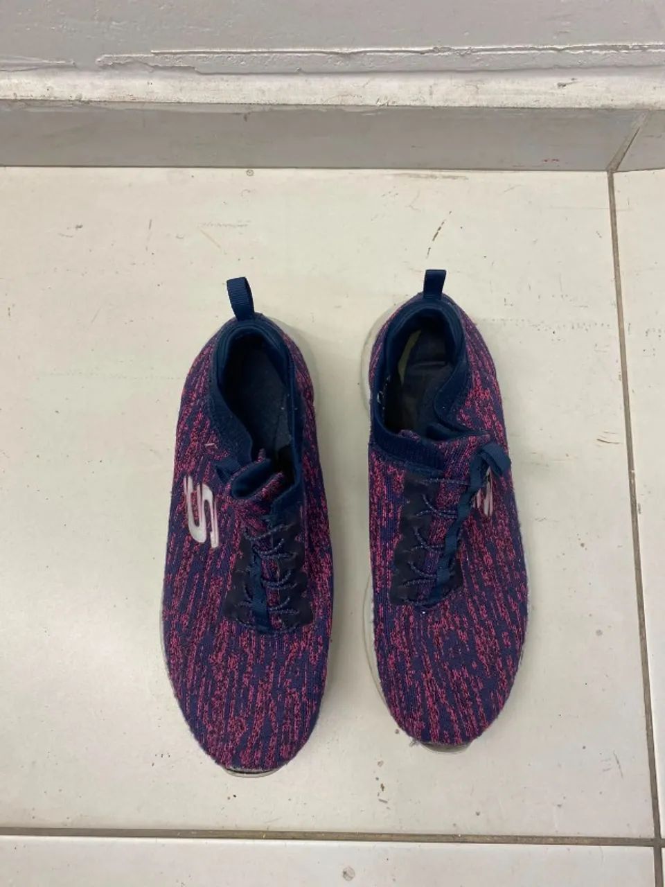 Tênis Skechers Rosa com roxo - Foto 2
